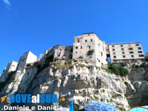 Vista roccia e palazzi del paese