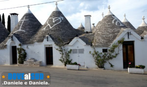 Trulli di Alberobello e simboli sui tetti