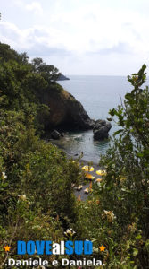 Spiaggia di sabbia nera e Isola di Santo Janni